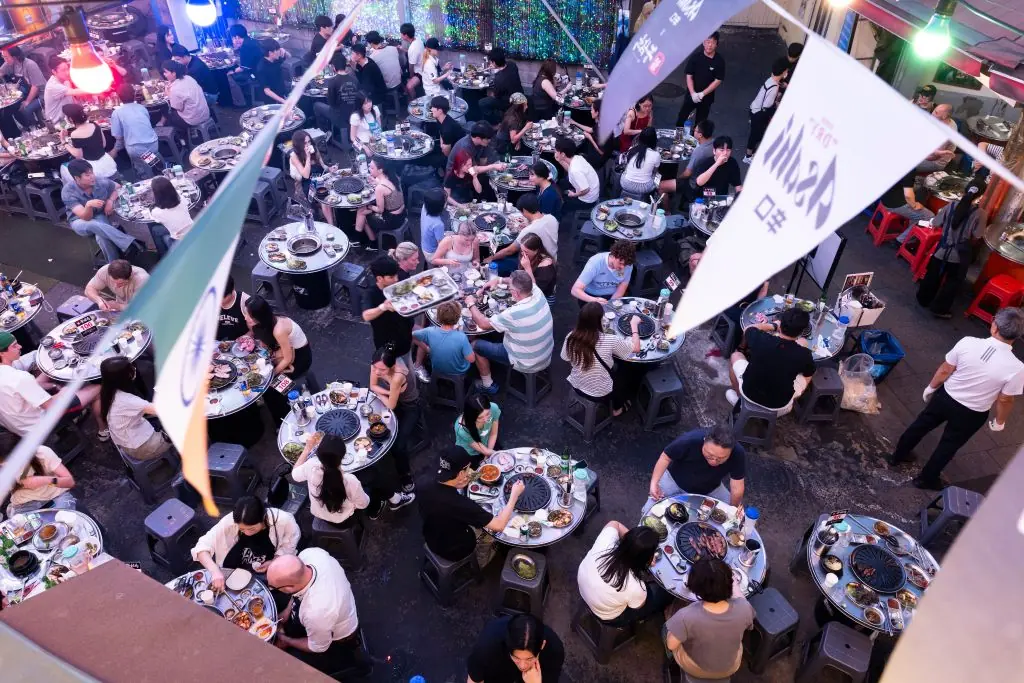6月28日，市民和游客在韩国首尔一家烤肉店用餐。新华社发（全休相摄）