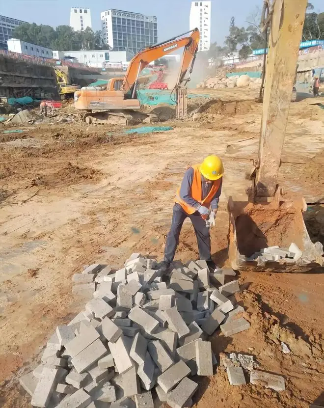 曹雯杰父亲曾经工作时的照片