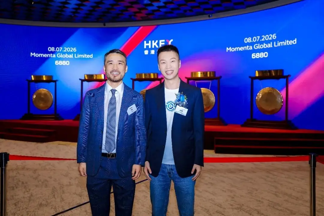 蔚来资本管理合伙人朱岩（左）与Momenta CEO曹旭东在上市仪式现场合影